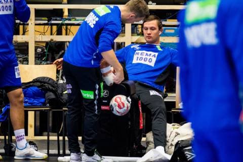 190110 Sander Sagosen of Norway gets medical treatment during a training session on January 10, 2019 in Herning. Photo: Jon Olav Nesvold BILDBYRN kod JE 160390 Copyright: JONxOLAVxNESVOLD BB190110JE003