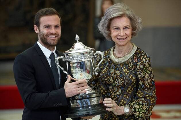 Sport Themen der Woche KW02 Sport Bilder des Tages Spanish emeritus Queen Sofia gives the Queen Sofia Award for fair play to Manchester United ManU soccer player Juan Mata during the 2017 National Sports Awards ceremony held at the Palace of El Pardo in Madrid, Spain, 10 January 2019. National Sports Awards ceremony !ACHTUNG: NUR REDAKTIONELLE NUTZUNG!  Copyright: xEMILIOxNARANJOx GRAF6734 20190110-636827253566798229