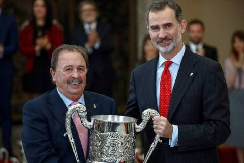 Verleihung des spanischen Sportpreises in Madrid Spain s King Felipe VI (R) gives the Francisco Fernandez Ochoa Award to former handball coach Juan de Dios Roman during the 2017 National Sports Awards ceremony held at the Palace of El Pardo in Madrid, Spain, 10 January 2019. National Sports Awards ceremony !ACHTUNG: NUR REDAKTIONELLE NUTZUNG!  Copyright: xEMILIOxNARANJOx GRAF6738 20190110-636827290245538351