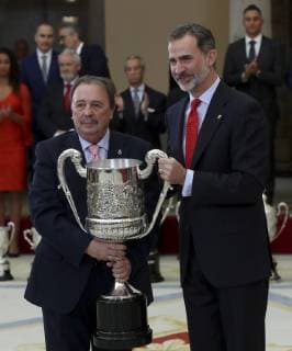 Verleihung des spanischen Sportpreises in Madrid Spain s King Felipe VI (R) gives the Francisco Fernandez Ochoa Award to former handball coach Juan de Dios Roman during the 2017 National Sports Awards ceremony held at the Palace of El Pardo in Madrid, Spain, 10 January 2019. National Sports Awards ceremony !ACHTUNG: NUR REDAKTIONELLE NUTZUNG!  Copyright: xBALLESTEROSx GRAF6694 20190110-636827290900791006