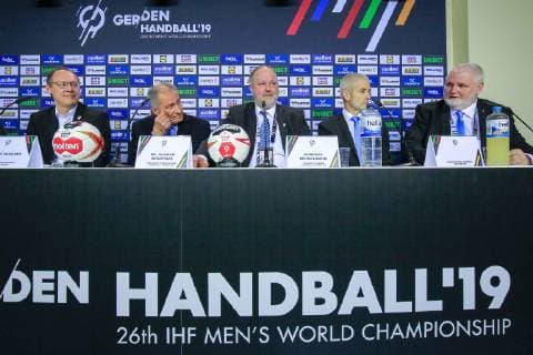 Deutschland , Berlin , Mercedes Benz Arena , IHF Handball Weltmeisterschaft der Maenner , Deutschland (GER ) - Korea ( KOR ) Eröffnungspressekonferenz , von links Mark Schober ( DHB-Vorstandsvorsitzende ) Hassan Moustafa ( IHF Präsident ) DHB-Präsident Andreas Michelmann Ramon Gallego, Koordinator der IHF Per Bertelsen Dänischer Handballverband
