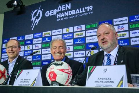 Deutschland , Berlin , Mercedes Benz Arena , IHF Handball Weltmeisterschaft der Maenner , Deutschland (GER ) - Korea ( KOR ) Eröffnungspressekonferenz , von links Mark Schober ( DHB-Vorstandsvorsitzende ) Hassan Moustafa ( IHF Präsident ) DHB-Präsident Andreas Michelmann