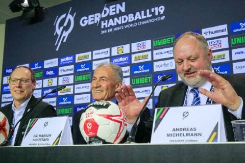 Deutschland , Berlin , Mercedes Benz Arena , IHF Handball Weltmeisterschaft der Maenner , Deutschland (GER ) - Korea ( KOR ) Eröffnungspressekonferenz , von links Mark Schober ( DHB-Vorstandsvorsitzende ) Hassan Moustafa ( IHF Präsident ) DHB-Präsident Andreas Michelmann