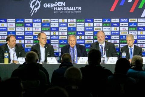Deutschland , Berlin , Mercedes Benz Arena , IHF Handball Weltmeisterschaft der Maenner , Deutschland (GER ) - Korea ( KOR ) Eröffnungspressekonferenz , von links Björn Pazen ( Moderator ) Mark Schober ( DHB-Vorstandsvorsitzende ) Hassan Moustafa ( IHF Präsident ) DHB-Präsident Andreas Michelmann Ramon Gallego, Koordinator der IHF