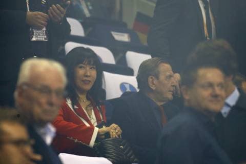 Handball, Herren, Weltmeisterschaft 2019 in Deutschland und Dänemark, Eröffnungsspiel, Deutschland - Korea, Alt-Bundeskanzler Gerhard Schröder (re.) mit seiner koreanischen Ehefrau Kim So-yeon (li.), 10.01.19, Copyright: xMichaelxHundtx xMatthiasxKochx