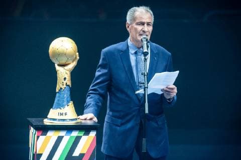 Deutschland vs Korea, Handball Weltmeisterschaft 2019, 10.01.2019 Präsident der IHF Hassan Moustafa mit Pokal beim Spiel zwischen Deutschland und Korea bei der Handball Weltmeisterschaft in Berlin am 10.01.2019, , Berlin BER Germany Mercedes-Benz-Arena