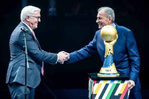 Deutschland vs Korea, Handball Weltmeisterschaft 2019, 10.01.2019 Präsident der IHF Hassan Moustafa und Bundespräsident Frank-Walter Steinmeier mit Pokal beim Spiel zwischen Deutschland und Korea bei der Handball Weltmeisterschaft in Berlin am 10.01.2019, , Berlin BER Germany Mercedes-Benz-Arena