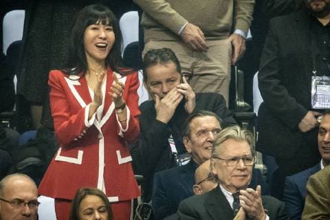 Deutschland vs Korea, Handball Weltmeisterschaft 2019, 10.01.2019 Der ehemalige Bundeskanzler Gerhard Schröder (sitzend) mit seiner 5. Ehefrau Soyeon Kim (rotes Kleid) auf der Tribüne beim Spiel zwischen Deutschland und Korea bei der Handball Weltmeisterschaft in Berlin am 10.01.2019, , Berlin BER Germany Mercedes-Benz-Arena