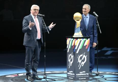 Bundespraesident Frank-Walter Steinmeier und Hassan Moustafa (Praesident der Internationalen Handballfoederation IHF) bei der Eroeffnungszeremonie vor ersten WM Spiel Korea gegen Deutschland der Handball- WM 2019 der Maenner am 10.01.2019 in der Mercedes-Benz Arena in Berlin Handball - WM 2019 - Gruppe A - Korea vs Deutschland