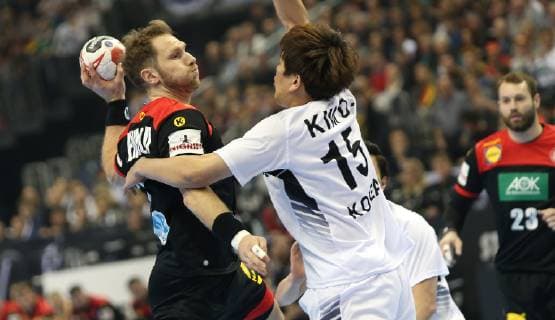 Steffen Weinhold (Deutschland) gegen KIM Dongmyung (Korea) beim Eroeffnungsspiel Korea gegen Deutschland der Handball- WM 2019 der Maenner am 10.01.2019 in der Mercedes-Benz Arena in Berlin Handball - WM 2019 - Gruppe A - Korea vs Deutschland