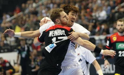 Steffen Weinhold (Deutschland) gegen KIM Dongmyung (Korea) beim Eroeffnungsspiel Korea gegen Deutschland der Handball- WM 2019 der Maenner am 10.01.2019 in der Mercedes-Benz Arena in Berlin Handball - WM 2019 - Gruppe A - Korea vs Deutschland