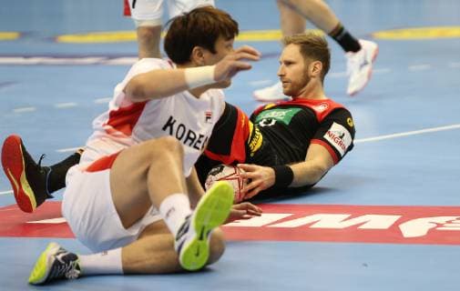 Steffen Weinhold (Deutschland) gegen KIM Dongmyung (Korea) beim Eroeffnungsspiel Korea gegen Deutschland der Handball- WM 2019 der Maenner am 10.01.2019 in der Mercedes-Benz Arena in Berlin Handball - WM 2019 - Gruppe A - Korea vs Deutschland