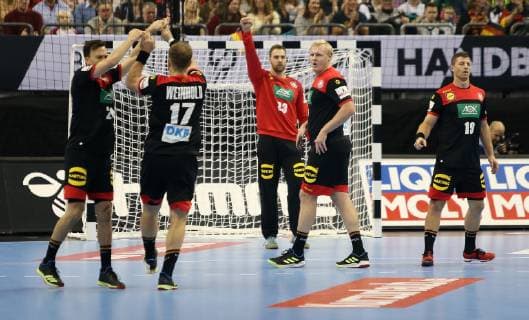Jubel bei der deutschen Mannschaft nach Tor beim Eroeffnungsspiel Korea gegen Deutschland der Handball- WM 2019 der Maenner am 10.01.2019 in der Mercedes-Benz Arena in Berlin Handball - WM 2019 - Gruppe A - Korea vs Deutschland