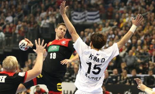 Martin Strobel (Deutschland) gegen KIM Dongmyung (Korea) beim Eroeffnungsspiel Korea gegen Deutschland der Handball- WM 2019 der Maenner am 10.01.2019 in der Mercedes-Benz Arena in Berlin Handball - WM 2019 - Gruppe A - Korea vs Deutschland