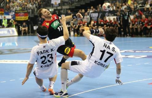 Steffen Weinhold (Deutschland) gegen PARK Kwangsoon (Korea, l.) und NA Seungdo (Korea, r.) beim Eroeffnungsspiel Korea gegen Deutschland der Handball- WM 2019 der Maenner am 10.01.2019 in der Mercedes-Benz Arena in Berlin Handball - WM 2019 - Gruppe A - Korea vs Deutschland