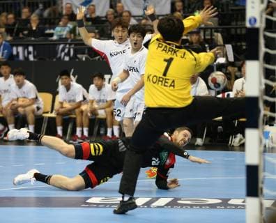 Hendrik Pekeler (Deutschland) triftt ins Tor, PARK Jaeyong (Korea) kommt nicht an den Ball beim Eroeffnungsspiel Korea gegen Deutschland der Handball- WM 2019 der Maenner am 10.01.2019 in der Mercedes-Benz Arena in Berlin Handball - WM 2019 - Gruppe A - Korea vs Deutschland