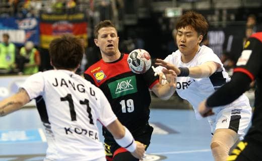 Martin Strobel (Deutschland) gegen JEONG Jaewan (Korea)beim Eroeffnungsspiel Korea gegen Deutschland der Handball- WM 2019 der Maenner am 10.01.2019 in der Mercedes-Benz Arena in Berlin Handball - WM 2019 - Gruppe A - Korea vs Deutschland