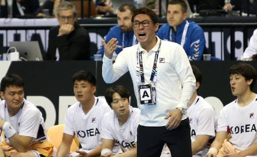 Cheftrainer Cho Young-Shin (Korea) schreit am Spielfeldrand beim Eroeffnungsspiel Korea gegen Deutschland der Handball- WM 2019 der Maenner am 10.01.2019 in der Mercedes-Benz Arena in Berlin Handball - WM 2019 - Gruppe A - Korea vs Deutschland