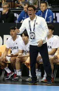 Cheftrainer Cho Young-Shin (Korea) schreit am Spielfeldrand beim Eroeffnungsspiel Korea gegen Deutschland der Handball- WM 2019 der Maenner am 10.01.2019 in der Mercedes-Benz Arena in Berlin Handball - WM 2019 - Gruppe A - Korea vs Deutschland