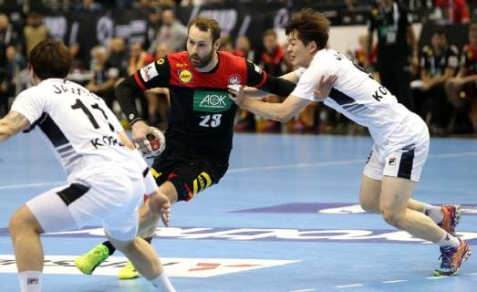 Steffen Faeth (Deutschland) gegen JO Taehun (Korea) beim Eroeffnungsspiel Korea gegen Deutschland der Handball- WM 2019 der Maenner am 10.01.2019 in der Mercedes-Benz Arena in Berlin Handball - WM 2019 - Gruppe A - Korea vs Deutschland