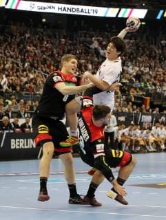 Finn Lemke, Kang Jeongu, Jannik Kohlbacher Aktion Spielszene Zweikampf Handball Weltmeisterschaft WM Herren Saison 2018 2019 10.01.2019 DHB GER Deutschland vs. Korea