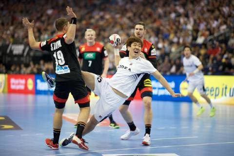 Handball Berlin 10.01.2019 Weltmeisterschaft 2019 Weltmeisterschaften der Männer Gruppe A Deutschland (GER) - Korea (KOR) KIM Dongmyung (Korea, No.15) Martin Strobel (Deutschland, No.19) Hendrik Pekeler (Deutschland, No.13)