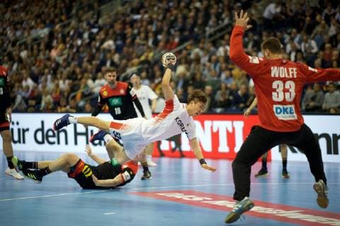 Handball Berlin 10.01.2019 Weltmeisterschaft 2019 Weltmeisterschaften der Männer Gruppe A Deutschland (GER) - Korea (KOR) JEONG Jaewan (Korea, No.52) Andreas Wolff (Deutschland, TW, No.33)