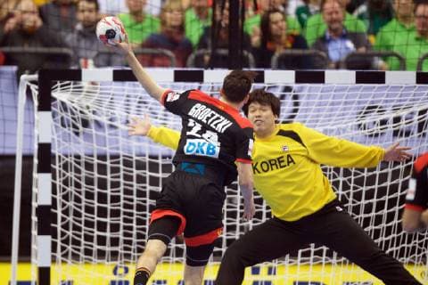 Handball Berlin 10.01.2019 Weltmeisterschaft 2019 Weltmeisterschaften der Männer Gruppe A Deutschland (GER) - Korea (KOR) Patrick Groetzki (Deutschland, No.24) PARK Jaeyong (Korea, TW, No.01)