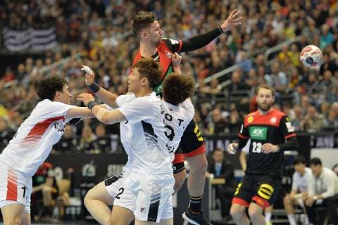 Handball, Herren, Weltmeisterschaft 2019 in Deutschland und Dänemark, Eröffnungsspiel, Deutschland - Korea, Jeong Jaewan (Nr. 52, Korea), Fabian Wiede (Nr. 10, Deutschland), Jo Tae Hun (Nr. 9, Korea), 10.01.19, Copyright: xMichaelxHundtx xMatthiasxKochx