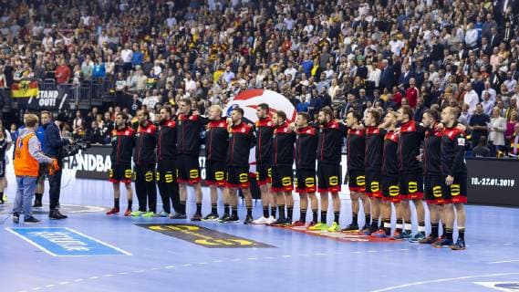 Deutschlands Spieler waehrend der Nationalhymne. Korea vs. Deutschland, Vorrunde, Handball, IHF Handball Weltmeisterschaft, 10.01.19 Berlin Berlin Germany Mercedes-Benz-Arena Copyright: xAgentur54Gradx xFelixxKoenigx
