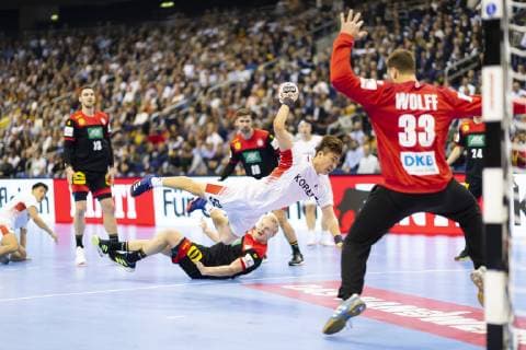 Jaewan Jeong (Nr. 52, Korea) gegen Patrick Wiencek (Nr. 7, Deutschland) und Torhueter Andreas Wolff (Nr. 33, Deutschland). Korea vs. Deutschland, Vorrunde, Handball, IHF Handball Weltmeisterschaft, 10.01.19 Berlin Berlin Germany Mercedes-Benz-Arena Copyright: xAgentur54Gradx xFelixxKoenigx