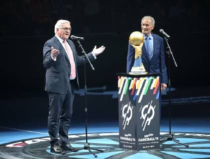10.01.2019, Handball IHF Weltmeisterschaft Dänemark Deutschland 2019, Vorrunde, Gruppe A, Korea - Deutschland, in der Mercedes-Benz Arena Berlin. (L-R) Bundespräsident Frank-Walter Steinmeier und IHF-Präsident Hassan Moustafa