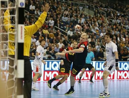10.01.2019, Handball IHF Weltmeisterschaft Dänemark Deutschland 2019, Vorrunde, Gruppe A, Korea - Deutschland, in der Mercedes-Benz Arena Berlin. Patrick Wiencek (Deutschland) beim Wurf