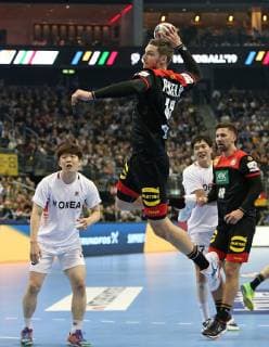 10.01.2019, Handball IHF Weltmeisterschaft Dänemark Deutschland 2019, Vorrunde, Gruppe A, Korea - Deutschland, in der Mercedes-Benz Arena Berlin. Hendrik Pekeler (Deutschland) beim Wurf