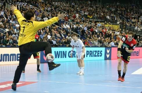 10.01.2019, Handball IHF Weltmeisterschaft Dänemark Deutschland 2019, Vorrunde, Gruppe A, Korea - Deutschland, in der Mercedes-Benz Arena Berlin. (L-R) Torwart Jaeyong Park (Korea) gegen Uwe Gensheimer (Deutschland)