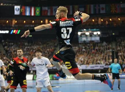 10.01.2019, Handball IHF Weltmeisterschaft Dänemark Deutschland 2019, Vorrunde, Gruppe A, Korea - Deutschland, in der Mercedes-Benz Arena Berlin. Matthias Musche (Deutschland) beim Wurf