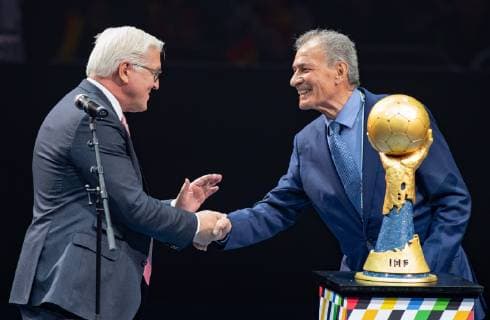 Sport Bilder des Tages Handball-WM Korea - Deutschland am 10.01.2019 in der Mercedes-Benz Arena in Berlin Eröffnung der Weltmeisterschaft durch den Bundespräsidenten Frank-Walter Steinmeier, links und IHF Präsident Hassan Moustafa