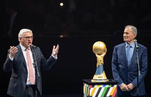 Handball-WM Korea - Deutschland am 10.01.2019 in der Mercedes-Benz Arena in Berlin Eröffnung der Weltmeisterschaft durch den Bundespräsidenten Frank-Walter Steinmeier, links und IHF Präsident Hassan Moustafa