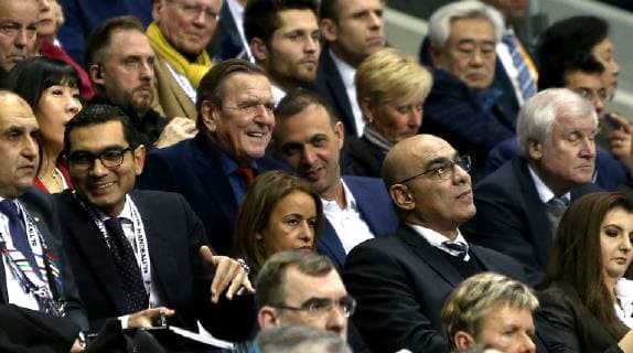 Altbundeskanzler Gerhard Schroeder und seine Frau Soyeon Schroeder-Kim beim Eroeffnungsspiel Korea gegen Deutschland der Handball- WM 2019 der Maenner am 10.01.2019 in der Mercedes-Benz Arena in Berlin Handball - WM 2019 - Gruppe A - Korea vs Deutschland