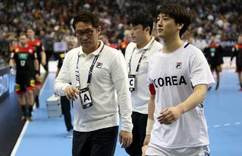 Cheftrainer Cho Young-Shin (Korea) verlaesst das Spielfeld zur Halbzeit beim Eroeffnungsspiel Korea gegen Deutschland der Handball- WM 2019 der Maenner am 10.01.2019 in der Mercedes-Benz Arena in Berlin Handball - WM 2019 - Gruppe A - Korea vs Deutschland