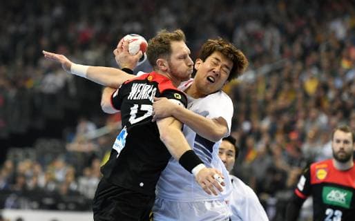 Steffen Weinhold (Deutschland), im Zweikampf mit Dongmyung Kim (Korea), Korea-Deutschland Korea-Germany IHF Handball Weltmeisterschaft 2019, Hanball World Championship WM Weltmeisterschaft 2019, Herren, Männer, Maenner, men, Handball, Deutschland, Germany, Vorrunde, Gruppe A, group A Berlin, 10.1.2019