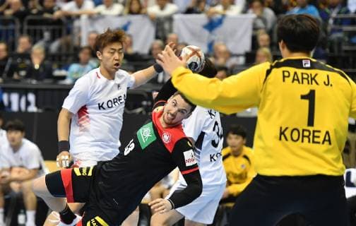 Hendrik Pekeler (Deutschland), beim Wurf, rechts links Jaewan Jeong (Korea), rechts Jaeyong Park (Torwart Korea), Korea-Deutschland Korea-Germany IHF Handball Weltmeisterschaft 2019, Hanball World Championship WM Weltmeisterschaft 2019, Herren, Männer, Maenner, men, Handball, Deutschland, Germany, Vorrunde, Gruppe A, group A Berlin, 10.1.2019