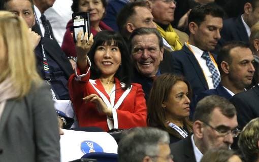 Sport Bilder des Tages Selfie von Altbundeskanzler Gerhard Schroeder und seiner Frau Soyeon Schroeder-Kim beim Eroeffnungsspiel Korea gegen Deutschland der Handball- WM 2019 der Maenner am 10.01.2019 in der Mercedes-Benz Arena in Berlin Handball - WM 2019 - Gruppe A - Korea vs Deutschland