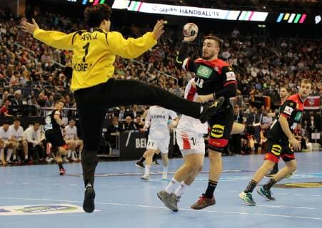 Park Jaeyong, Jannik Kohlbacher Aktion Spielszene Zweikampf Handball Weltmeisterschaft WM Herren Saison 2018 2019 10.01.2019 DHB GER Deutschland vs. Korea