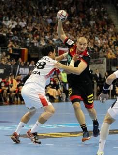 Ku Changeun, Paul Drux Aktion Spielszene Zweikampf Handball Weltmeisterschaft WM Herren Saison 2018 2019 10.01.2019 DHB GER Deutschland vs. Korea