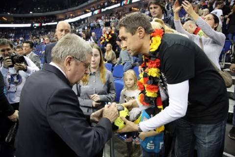 IOC Präsident Thomas Bach gibt Autogramm Handball Weltmeisterschaft WM Herren Saison 2018 2019 10.01.2019 DHB GER Deutschland vs. Korea