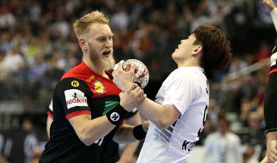 Matthias Musche (Deutschland) gegen JO Taehun (Korea) beim Eroeffnungsspiel Korea gegen Deutschland der Handball- WM 2019 der Maenner am 10.01.2019 in der Mercedes-Benz Arena in Berlin Handball - WM 2019 - Gruppe A - Korea vs Deutschland