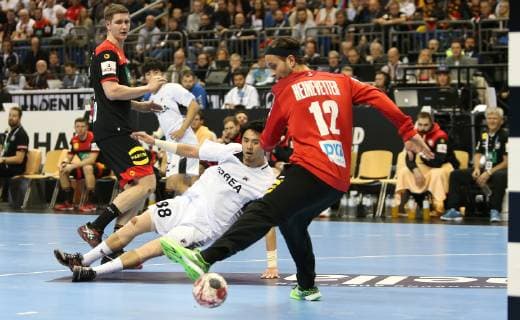 Silvio Heinevetter (Deutschland) faelscht Ball von KU Changeun (Korea) ab beim Eroeffnungsspiel Korea gegen Deutschland der Handball- WM 2019 der Maenner am 10.01.2019 in der Mercedes-Benz Arena in Berlin Handball - WM 2019 - Gruppe A - Korea vs Deutschland