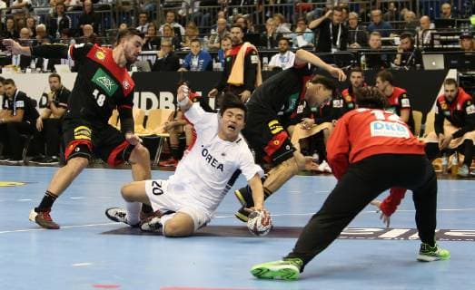 KANG Tan (Korea) scheitert an deutscher Abwehr beim Eroeffnungsspiel Korea gegen Deutschland der Handball- WM 2019 der Maenner am 10.01.2019 in der Mercedes-Benz Arena in Berlin Handball - WM 2019 - Gruppe A - Korea vs Deutschland