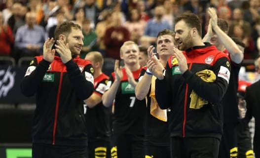 Steffen Weinhold und Andreas Wolff (Deutschland) bedanken sich bei den Fans nach dem Sieg des Eroeffnungsspiels Korea gegen Deutschland der Handball- WM 2019 der Maenner am 10.01.2019 in der Mercedes-Benz Arena in Berlin Handball - WM 2019 - Gruppe A - Korea vs Deutschland